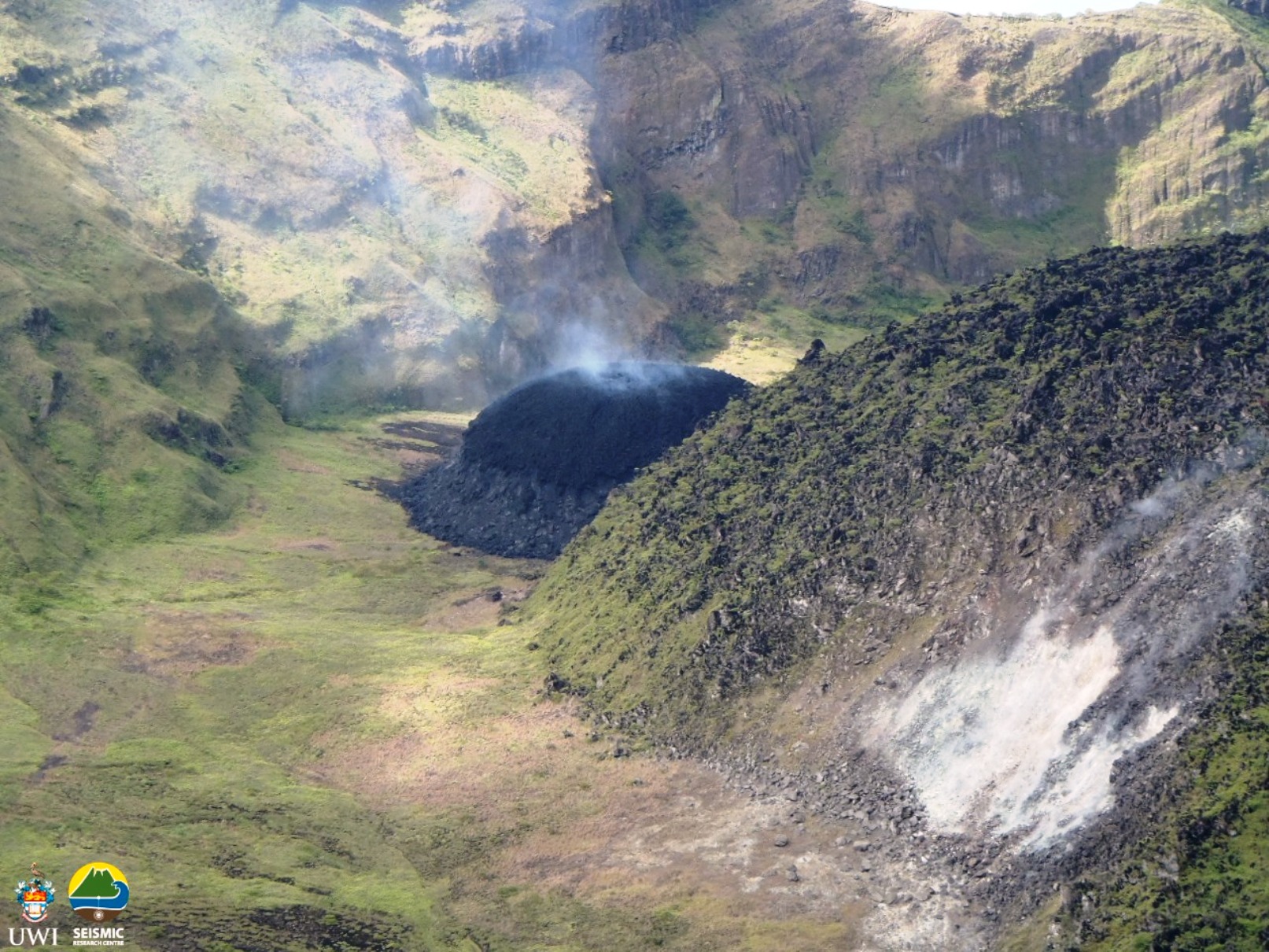 Éruption Explosive Du Volcan La Soufrière à Saint Vincent Lîle Est En Cours Dévacuation